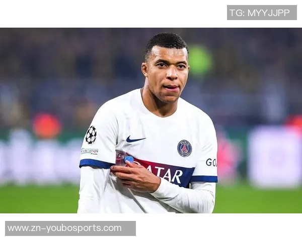 小姆巴佩绝平巴黎后模仿姆巴佩庆祝动作姆总在看台笑逐颜开 小姆巴佩绝平巴黎后模仿姆巴佩庆祝动作姆总在看台笑逐颜开