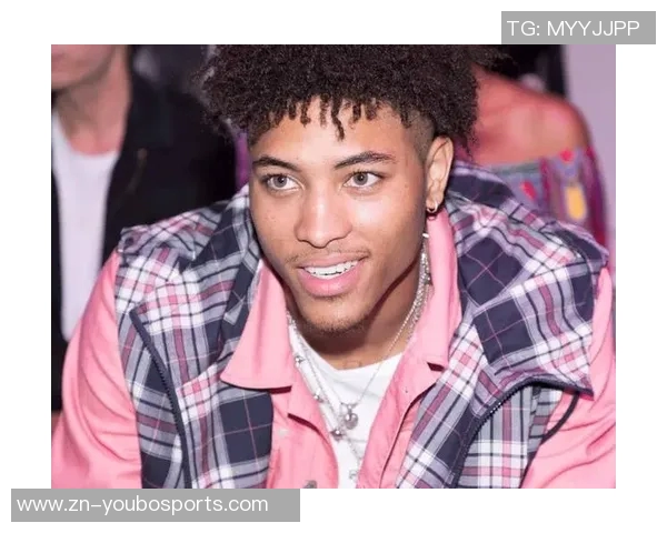 76人客战绿军登机照曝光恩比德微笑乌布雷粉色拖鞋引关注